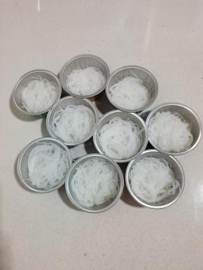 把泡好的粉丝铺在布丁杯底部！