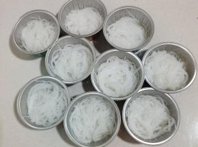 把泡好的粉丝铺在布丁杯底部！