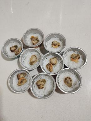 扇贝肉清洗干净放在粉丝上！

