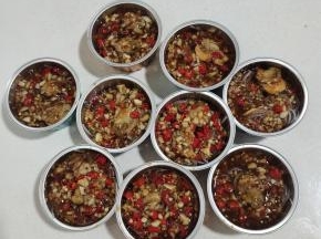 调好的料汁淋到食材上！