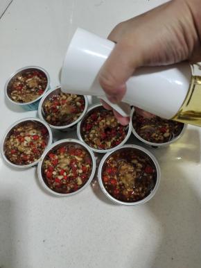 用喷油壶在表面薄薄的喷一层油！这样烤出来的粉丝扇贝才不会干巴巴的！