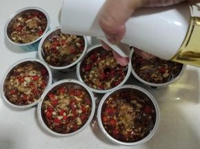 用喷油壶在表面薄薄的喷一层油！这样烤出来的粉丝扇贝才不会干巴巴的！