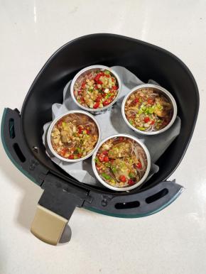 空气炸锅里面铺一层油纸，以免弄脏烤盘！把做好的粉丝扇贝放进去！