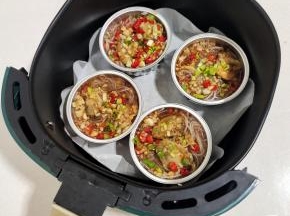 空气炸锅里面铺一层油纸，以免弄脏烤盘！把做好的粉丝扇贝放进去！