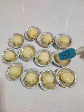 均匀的刷上一层蛋黄液！