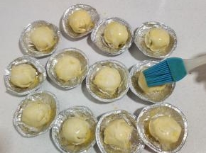 均匀的刷上一层蛋黄液！