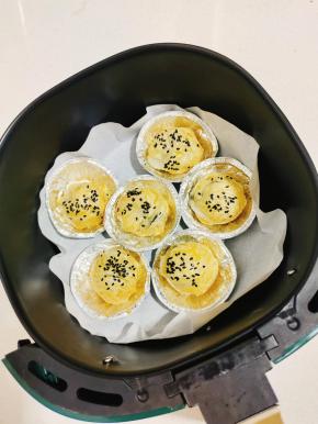 外酥里糯，一口爆浆的汤圆酥就做好了！(记得要趁热吃哦！凉了影响口感！)