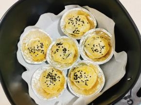 外酥里糯，一口爆浆的汤圆酥就做好了！(记得要趁热吃哦！凉了影响口感！)