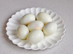 捞出过冷水再剥皮。