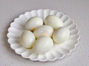 捞出过冷水再剥皮。