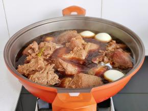 30分钟牛腱子差不多炖烂了，加入鸡蛋。