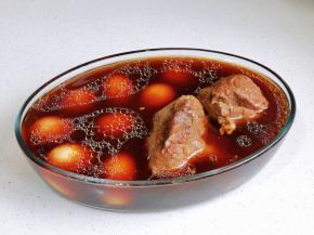 侵染在汤汁中，牛肉凉透后再切片。