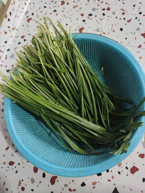 韭菜清洗干净，控干水分备用！