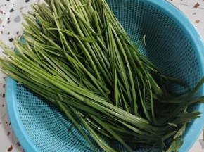 韭菜清洗干净，控干水分备用！