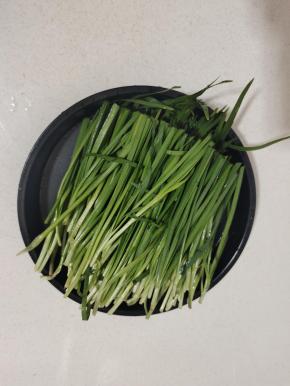 韭菜一切两段，放在容器中！