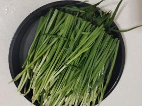 韭菜一切两段，放在容器中！