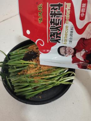 倒入适量的油，一勺蚝油，再放入一包烧烤料！