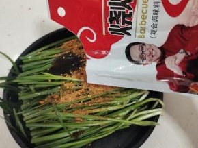 倒入适量的油，一勺蚝油，再放入一包烧烤料！