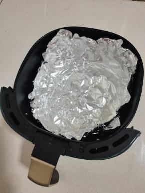 空气炸锅里铺上锡纸，做成一个大碗的形状，以免把空气炸锅弄脏了！(亮光面接触空气炸锅，哑光面接触食物！)