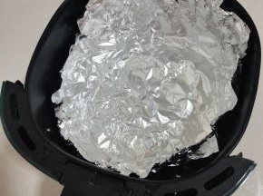 空气炸锅里铺上锡纸，做成一个大碗的形状，以免把空气炸锅弄脏了！(亮光面接触空气炸锅，哑光面接触食物！)