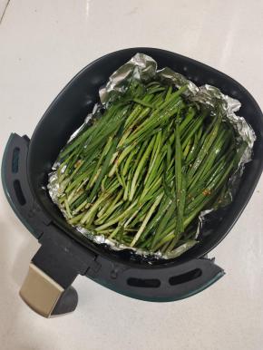 把抓拌好的韭菜放进去！