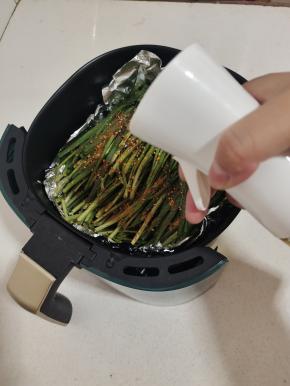 用喷油壶喷适量的油！