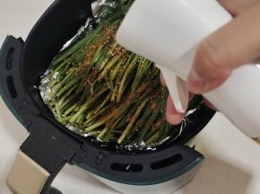 用喷油壶喷适量的油！