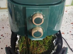 取出来，翻动一下，再继续烤5分钟即可！