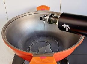 锅中加橄榄油。