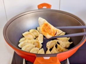 煎至底部金黄。