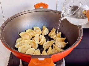 加入半碗清水。