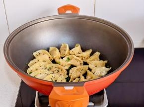 撒葱花，熟黑芝麻。