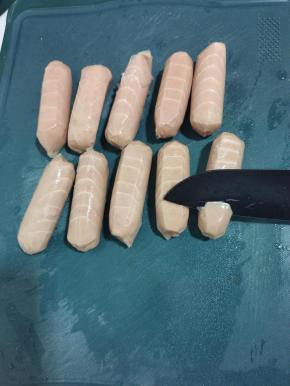 在烤肠两面改花刀！