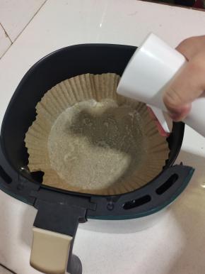 空气炸锅里放一张油纸盘，喷适量油！