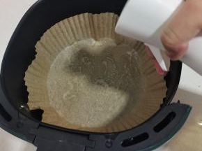 空气炸锅里放一张油纸盘，喷适量油！