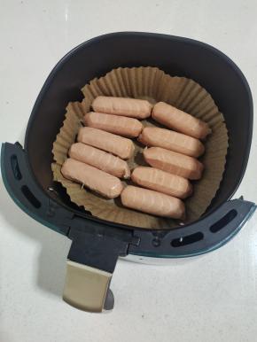 把烤肠放进去！