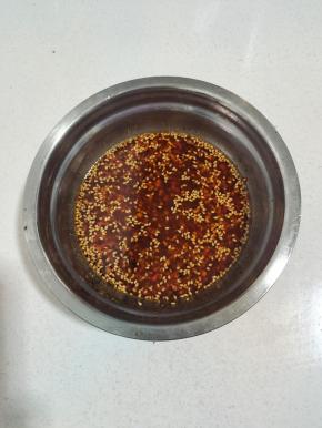 一大勺烧烤料，淋上热油，再放入一勺生抽，一勺蚝油，一勺白糖搅拌均匀调成料汁儿！