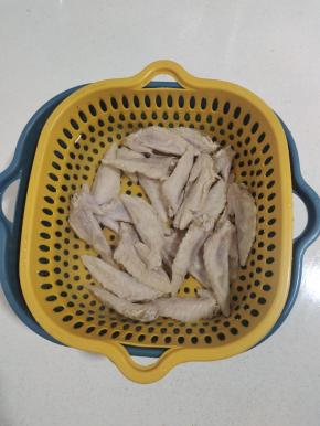 鸡翅尖放在冷水中解冻！
