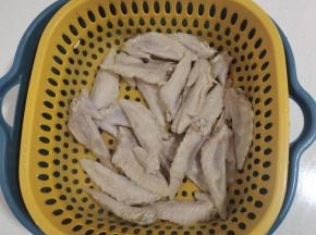 鸡翅尖放在冷水中解冻！