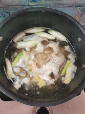 鸡翅尖冷水下锅，放入生姜，葱，料酒煮15分钟！(把上面的浮末撇去！)