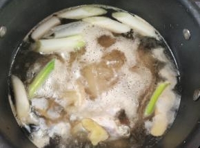 鸡翅尖冷水下锅，放入生姜，葱，料酒煮15分钟！(把上面的浮末撇去！)