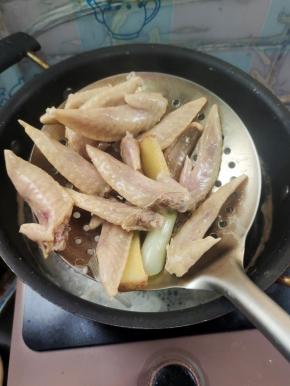 捞出控干水分，把葱，生姜捡出来扔掉！