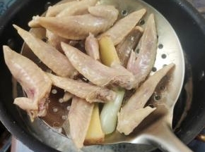 捞出控干水分，把葱，生姜捡出来扔掉！