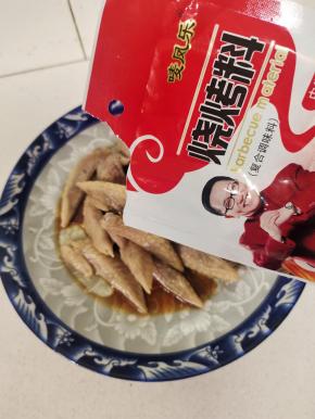 鸡翅尖中放入油，生抽和烧烤料！