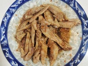 戴上一次性手套，抓拌均匀！