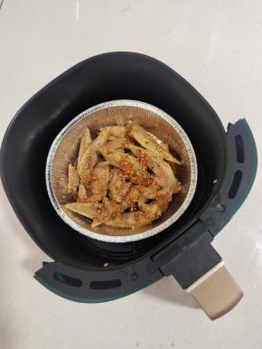 空气炸锅中放入一个锡纸盘，把鸡翅尖放进去！