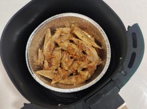空气炸锅中放入一个锡纸盘，把鸡翅尖放进去！