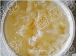 银耳提前泡发。