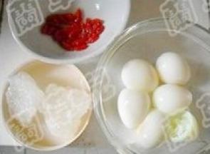 鹌鹑蛋煮熟，剥去壳备用。