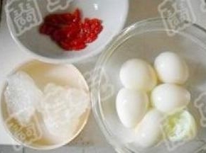 鹌鹑蛋煮熟，剥去壳备用。